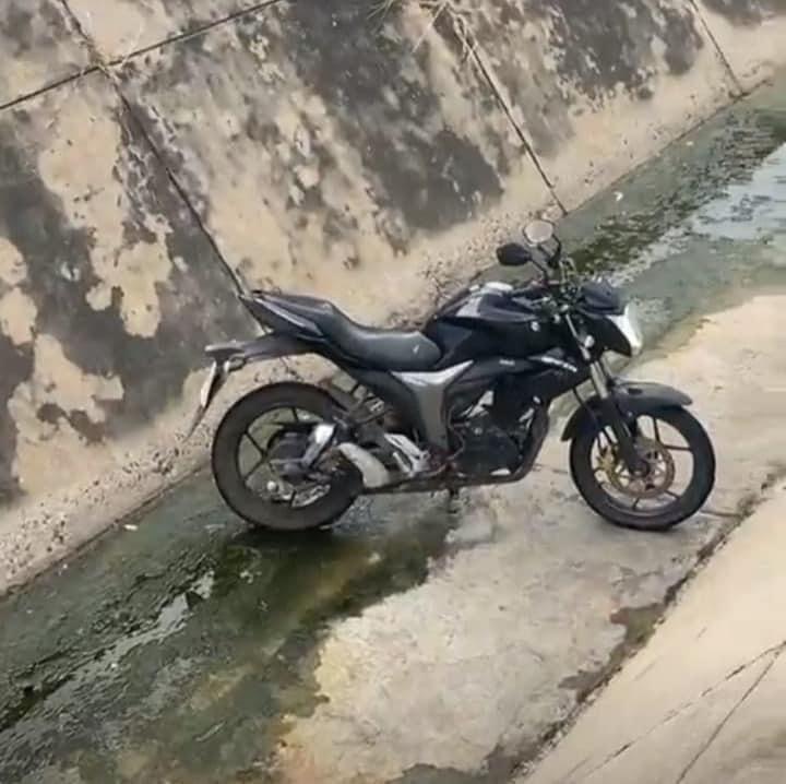 $!Cae motociclista a canal pluvial en la Francisco Villa