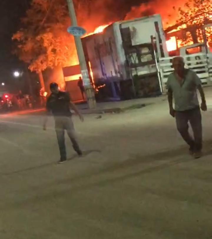 $!Incendio en la Miguel de la Madrid consume siete vehículos y una caja de tráiler en un yonke en Culiacán