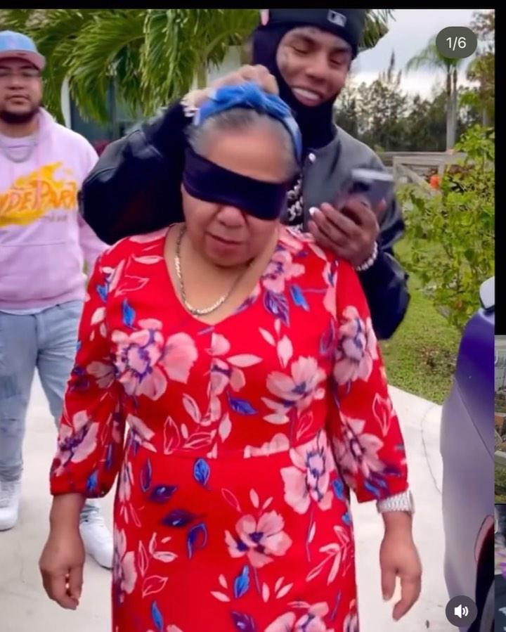 $!Sorprende el rapero Tekashi 6ix9ine a su mamá con un Lamborghini Urus