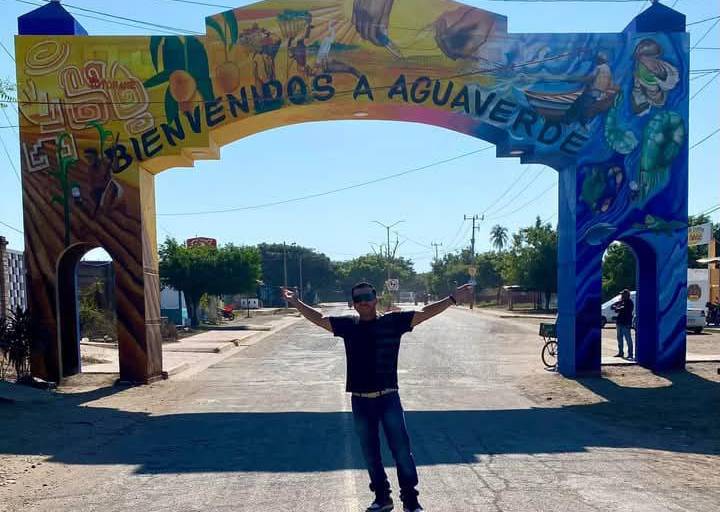 Con un sabor agridulce, el pintor Sergio Ramírez culmina su mural en Agua Verde