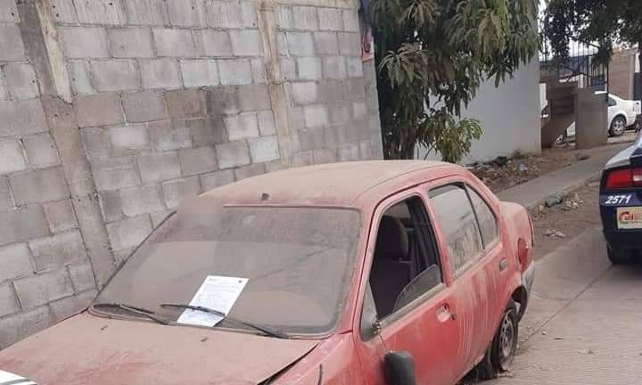 Reportan autos abandonados en vía pública en Culiacán