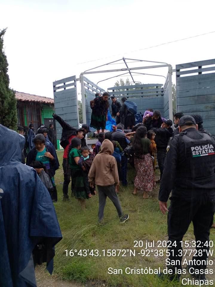 $!Trasladan a 107 pobladores de Tzanembolóm, Chiapas, que estaban refugiados en una escuela por la violencia