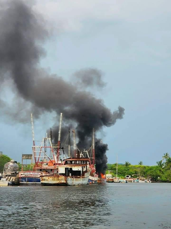 $!Se incendia buque pesquero en el muelle de San Blas, Nayarit