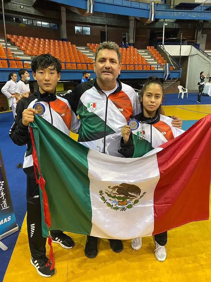 $!Mazatlecos conquistan oro y plata en Centroamericano y del Caribe Mayor de Karate