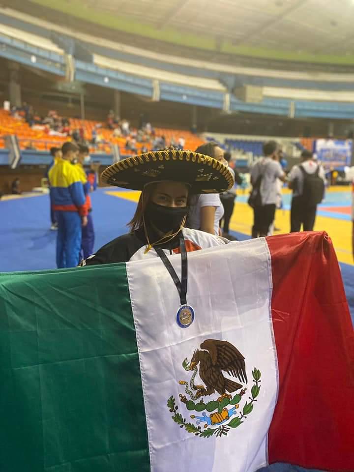 $!Mazatlecos conquistan oro y plata en Centroamericano y del Caribe Mayor de Karate