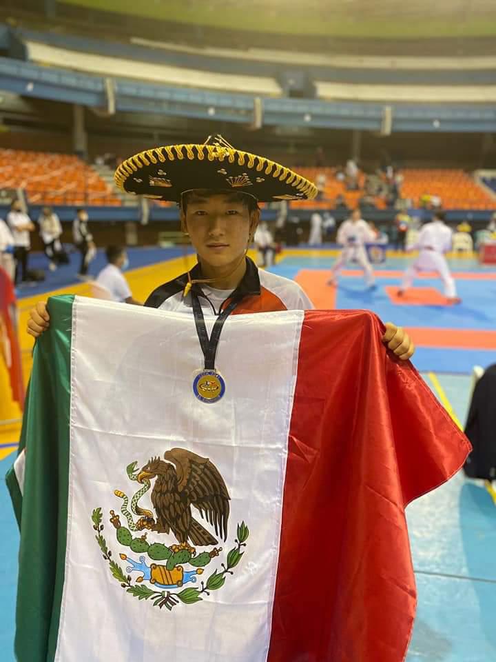 $!Mazatlecos conquistan oro y plata en Centroamericano y del Caribe Mayor de Karate