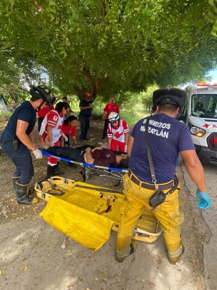 $!Cae hombre a un canal en la Salvador Allende y se lesiona, en Mazatlán