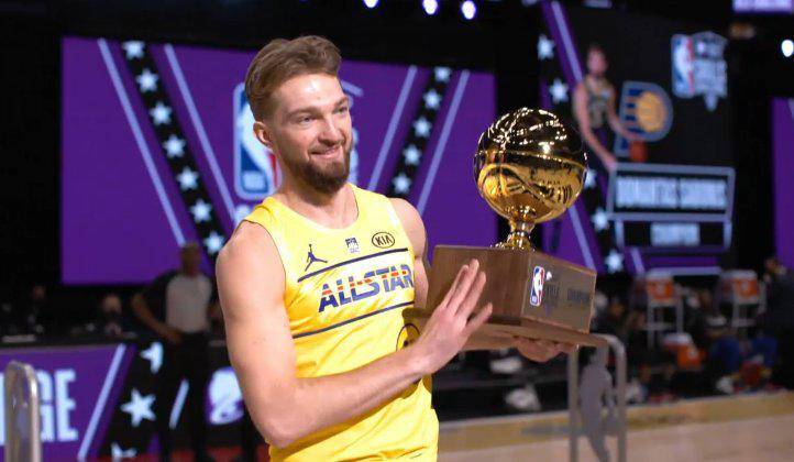 Domantas Sabonis muestra su trofeo.