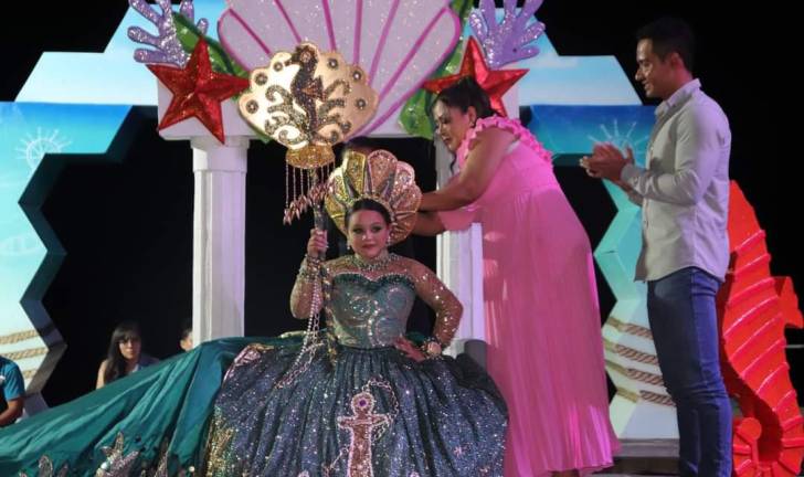 Kendra I es coronada como reina de las festividades del Día del Marino.