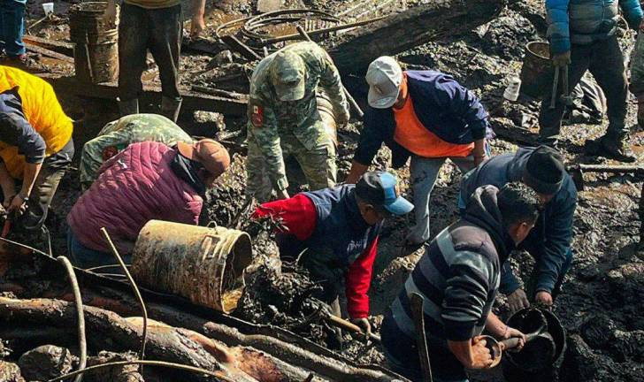 Labores de rescate en Jilotzingo tras el desgajamiento de un cerro.