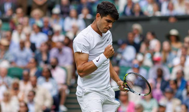 Carlos Alcaraz pasó por algunos inconvenientes, pero logró arrancar Wimbledon con victoria.