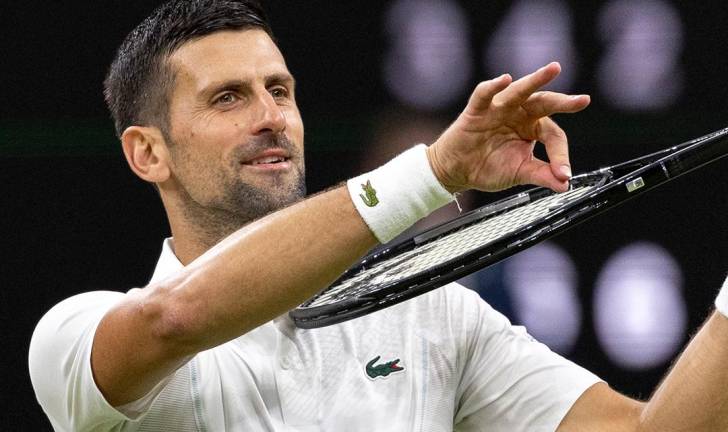 Novak Djokovic muestra su raqueta en una pausa de su juego ante el danés Holger Rune.