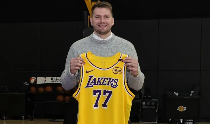 Luka Doncic usará el número 77 con los Lakers.