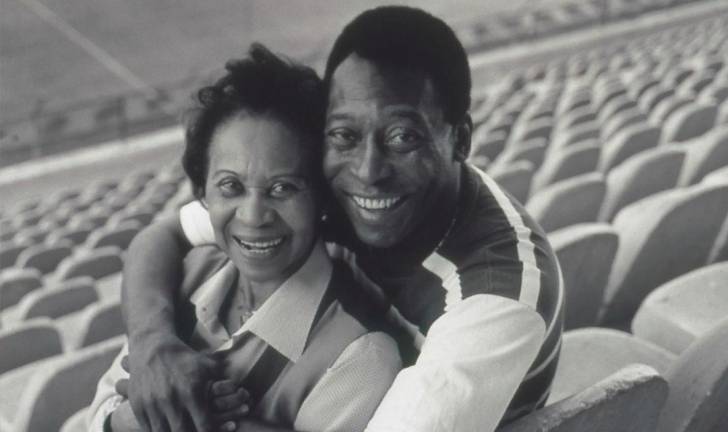 Celeste Arantes, junto a su hijo Edson Arantes, más conocido como “Pelé”.