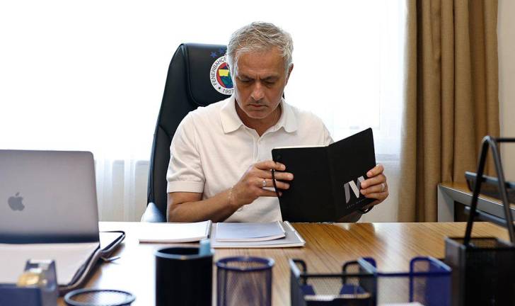 José Mourinho visitó las oficinas del Fenerbahce.