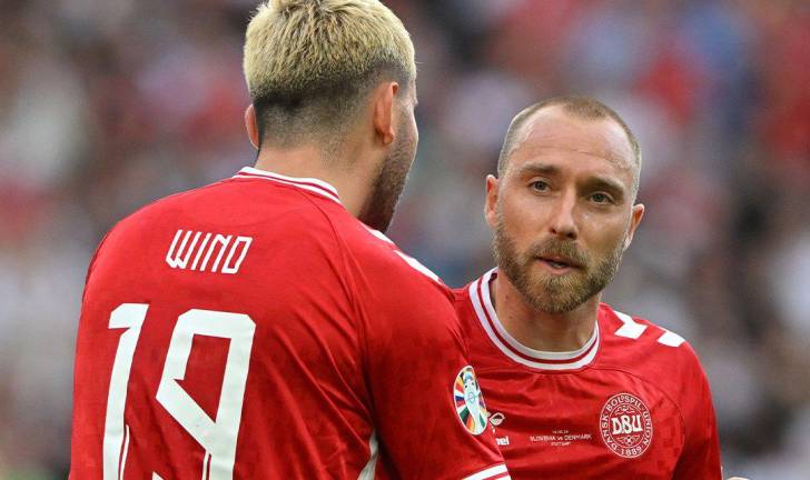 Christian Eriksen (derecha) anotó el gol de Dinamarca, en el debut de Dinamarca en la Euro 2024.