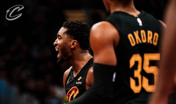 Donovan Mitchell celebra por los Cavaliers.