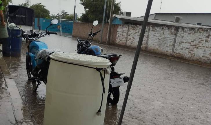 Vecinos de Escuinapa sacaron tambos y cubetas para reunir agua de la lluvia que cayó este jueves.