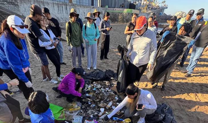 La organización logró recolectar alrededor de 5 kilos de residuos de pirotecnia que dejó el Combate Naval una noche antes.