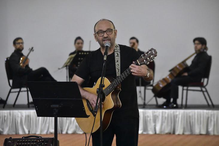 $!Víctor Franco compone una canción especial para el homenajeado, a la que tituló El Caballero.