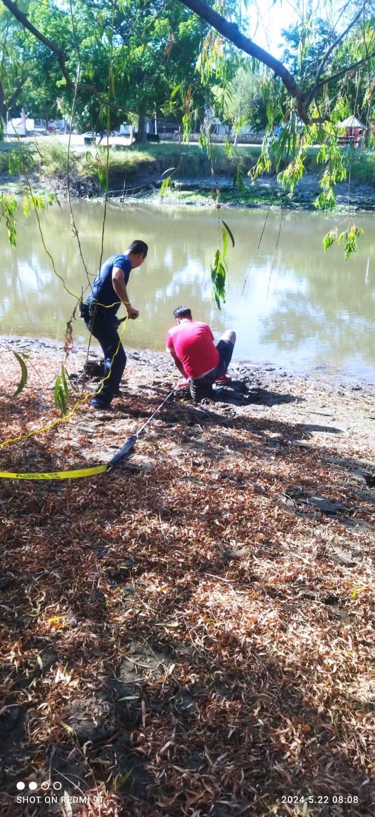 $!Joven es rescatado al quedarse atascado en el lodo del río Tamazula