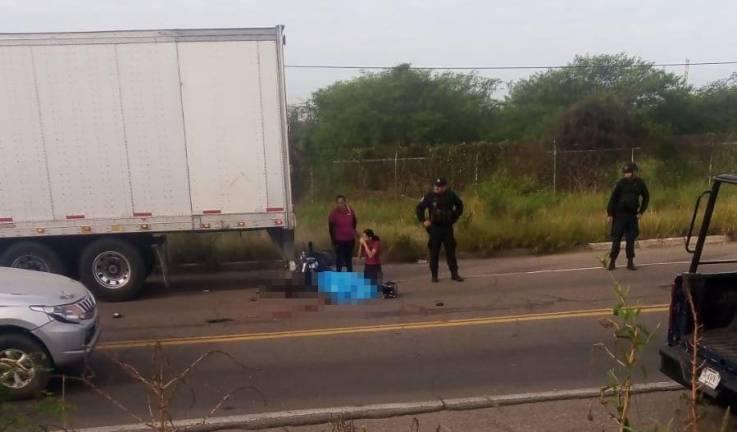 El motociclista perdió la vida tras chocar contra la parte trasera de un tráiler estacionado en la carretera México 15.