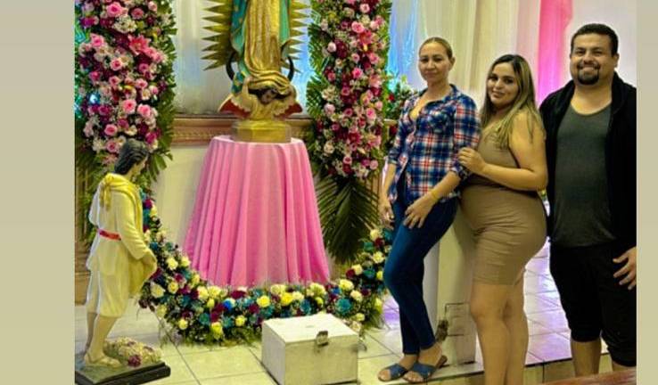 Este año, la capilla fue adornada con flores naturales.