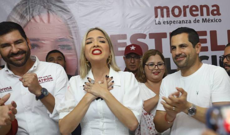 Estrella Palacios festeja con su equipo de campaña.