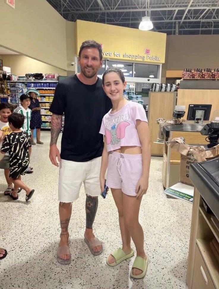 $!Captan a Messi haciendo compras en supermercado