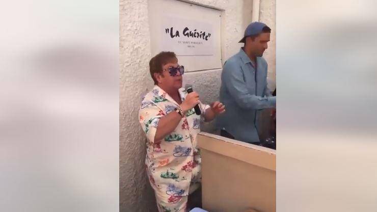 Sorprende Elton John al público en Cannes cantando su tema ‘Hold me closer’