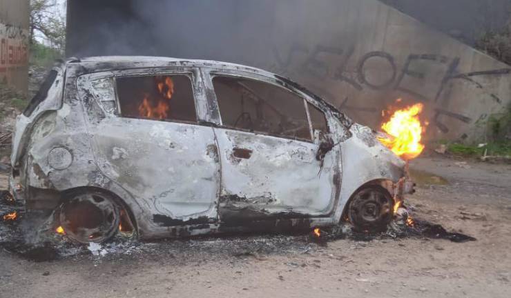 Bomberos Mazatlán encontró que en el auto quemado había el cuerpo de una persona.