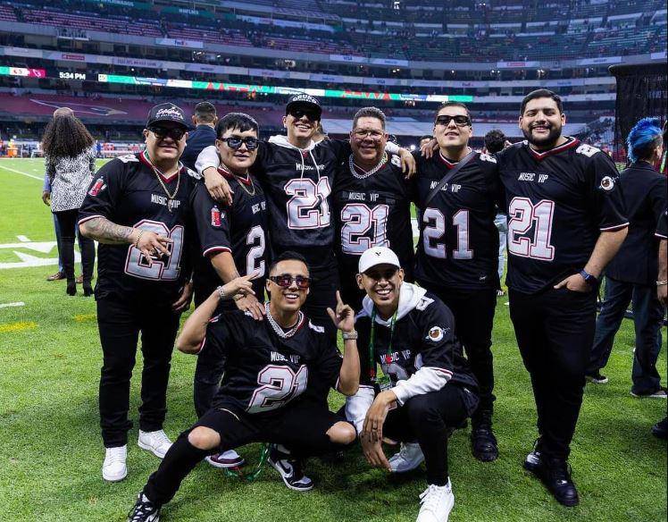 Entre abucheos se presentó Grupo Firme en el Monday Night