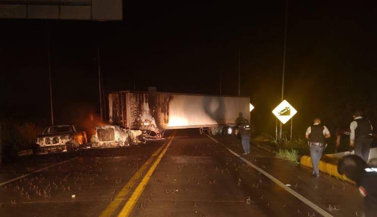 Cierre de la Mazatlán-Durango sí fue por bloqueo, incendio y ponchallantas