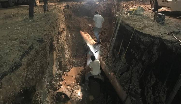 Personal de la Junta de Agua Potable de Culiacán repara una megafuga.