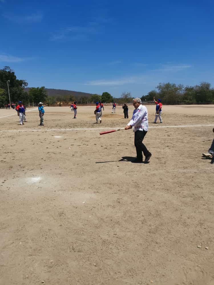 $!AMLO visita la Presa Picachos, y a su regreso, en la comunidad de La Cofradía batea en un juego de beisbol