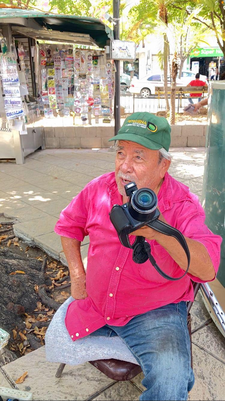 $!Comparte don Rafael Aispuro más de 60 años de experiencia en la fotografía en el Centro de Culiacán