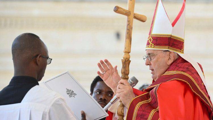 El Santo Padre pidió que María nos ayude a permanecer cerca de Jesús presente en las personas que sufren, descartadas, abandonadas.