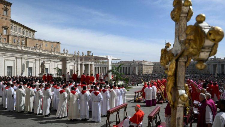 $!El Papa Francisco presidió la eucaristía un día después de su alta médica del Hospital A. Gemelli, donde estuvo ingresado del miércoles 29 de marzo al sábado 1º de abril.