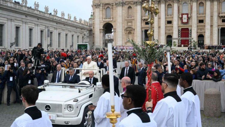 $!El Santo Padre recorrió la Plaza de San Pedro en el papamóvil antes de presidir la eucaristía. El celebrante en el altar fue el Cardenal Leonardo Sandri, vicedecano del Colegio Cardenalicio.