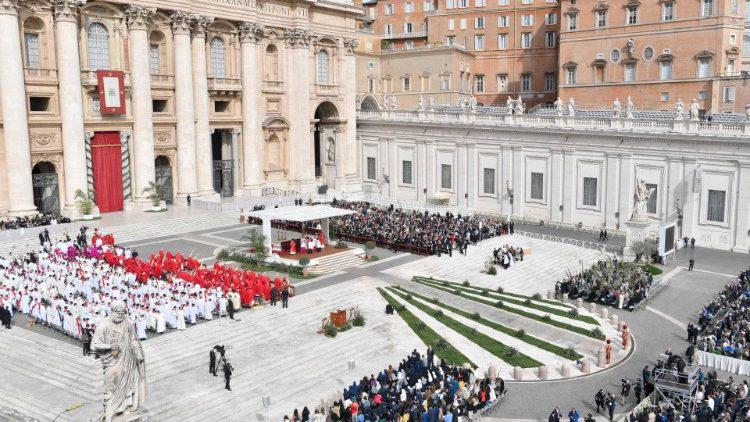 Como es tradición, durante toda la Semana Santa 2023 la Plaza de San Pedro está adornada con arreglos florales. Y este Domingo de Ramos, en especial, se distribuyen ramas de olivo proporcionadas por la Asociación Nacional Italiana “Città dell’Olio”.