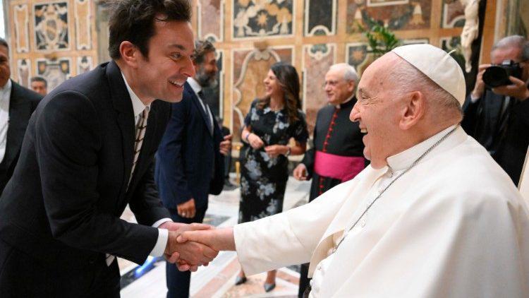 $!Jimmy Fallon con el Papa Francisco.