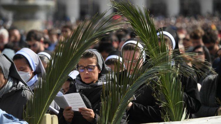 $!En la eucaristía del Domingo de Ramos, Francisco evidenció la existencia de múltiples “Cristos abandonados” en la actualidad y exhortó a estar cerca de ellos, no dejándolos solos.