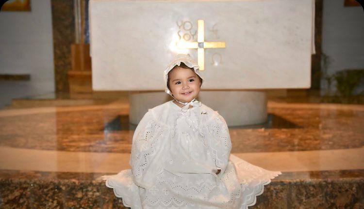 Evangeline Gastélum Caro recibe el sacramento del bautismo.