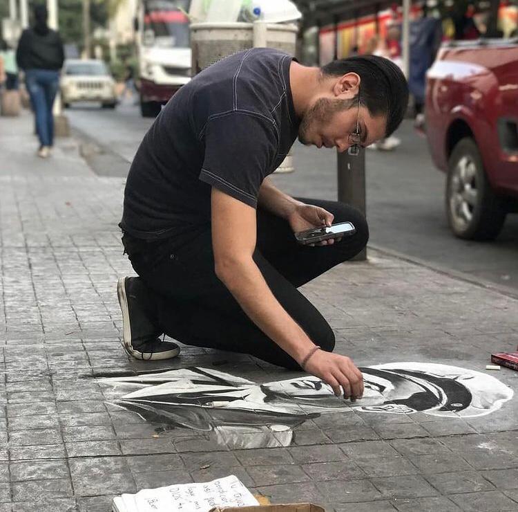 $!Artista urbano da vida a las banquetas del Centro de Culiacán