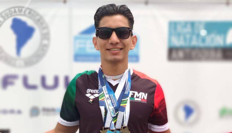 Marco Arreola Murillo logra el tercer lugar en la prueba 100 metros mariposa.