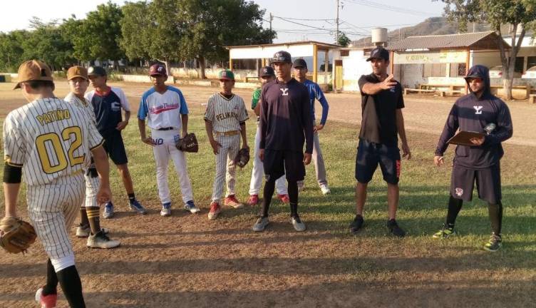 En la visoría participaron 20 jóvenes peloteros.