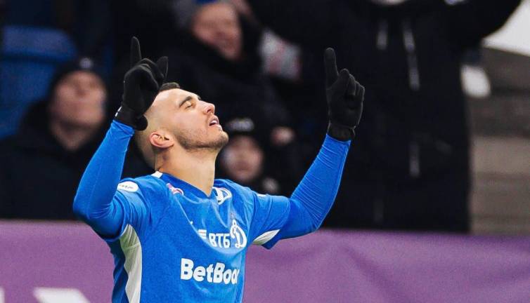 Luis Chávez celebra su gol.