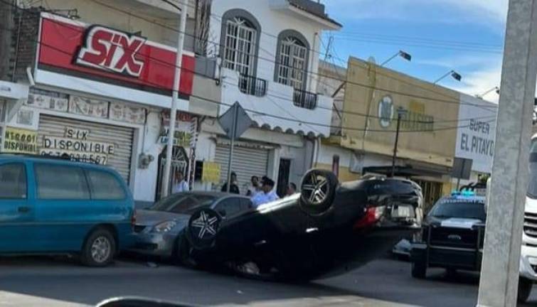 Un vehículo Nissan Versa volcó tras impactarse contra el camellón central de la avenida Gabriel Leyva; el accidente dejó heridos a dos de sus ocupantes.