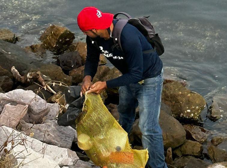 $!Realiza equipo de MazConCiencia limpieza a la escollera del Faro Mazatlán