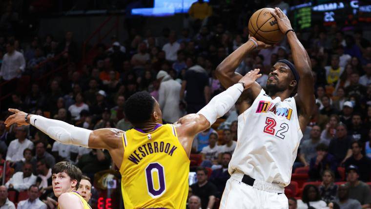 Miami se lleva la victoria en el duelo entre LeBron y Butler